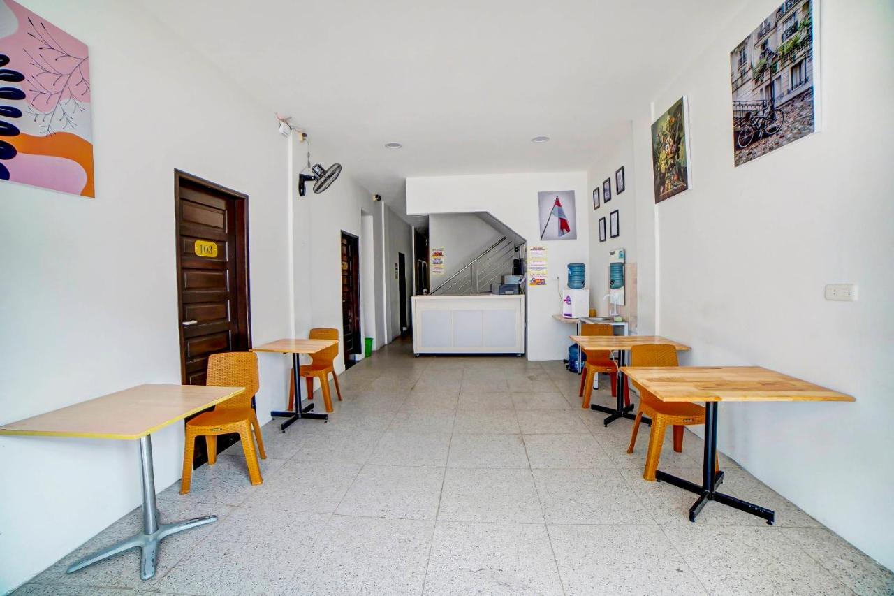 Oyo 91211 Mega Comfort Guest House Medan Exterior photo